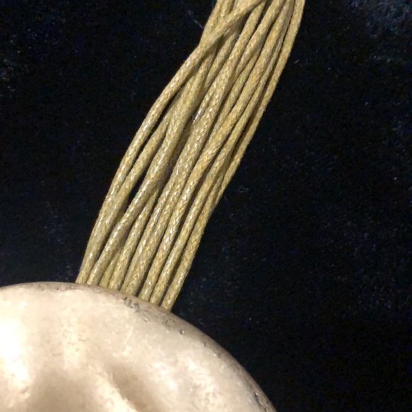 Designer Vintage Style Oval shaped necklace 20-22 inches in goldtone. - Picture 4 of 5